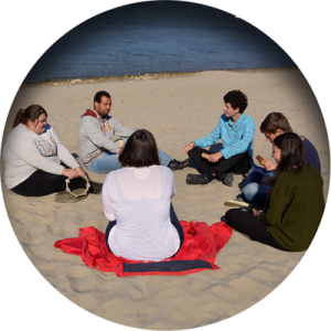 Junge Menschen am Strand