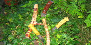 Messer und Musterbeschnitzte Stöcke