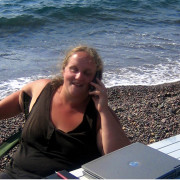 Lara telefoniert am Strand