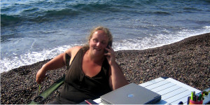 Lara telefoniert am Strand