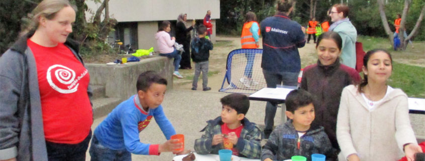 Kinder und Lara an einem Tisch