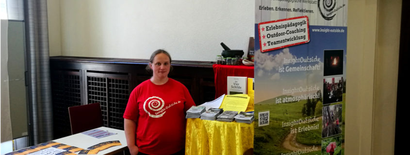 Lara am Messestand der Insight Outside GbR auf der PädagogInnenmesse an der Uni Mainz