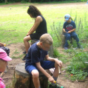 Kinder beim Schnitzen im Wald