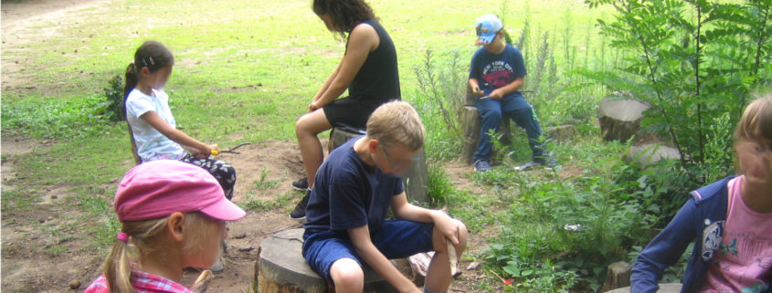 Kinder beim Schnitzen im Wald