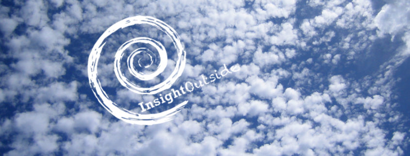Himmel mit Wolken und Insight Outside Logo