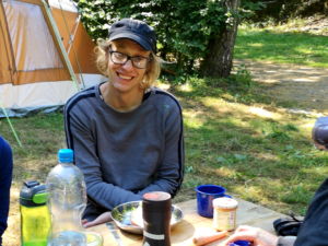 ein Betreuer beim frühstück